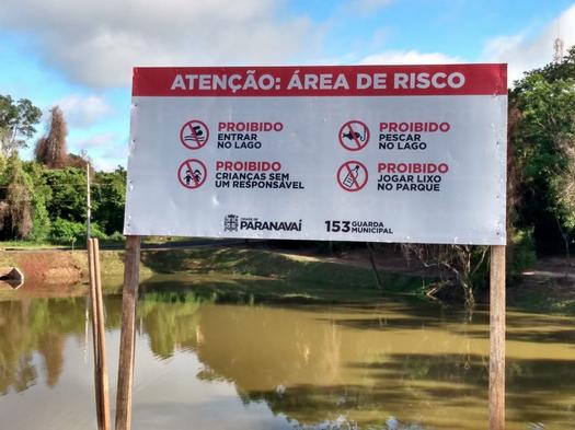 Município instala placas de orientação no lago do Parque Ouro Branco, em Paranavaí