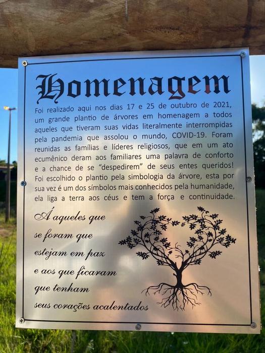 Placa de homenagem às vítimas de Covid-19 no Parque Ouro Branco, em Paranavaí