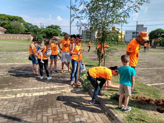 Voluntários plantam 25 mudas de Ipê no Centro de Eventos, em Paranavaí