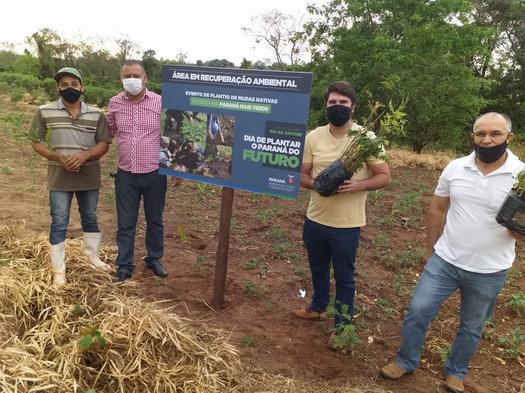 Município e IAT plantam mais de 150 mudas de árvores no Jardim Oásis, em Paranavaí