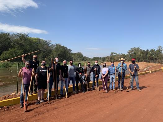 Secretários realizam ação voluntária de plantio de árvores na Prainha Caiuá, em Paranavaí