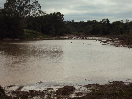 A chuva carregou por inteiro a ponte da água do 10