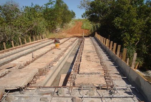 A nova ponte que está sendo construída no local deve levar aproximadamente 45 dias para ser concluída.