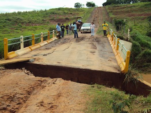 A cabeceira da Ponte do Duti, inaugurada no ano passado, foi toda levada pela água