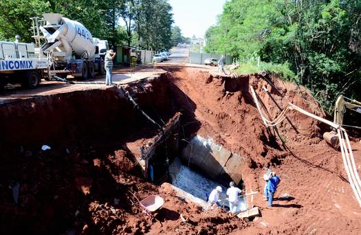 Equipe trabalha fazendo a injeção de concreto embaixo da laje