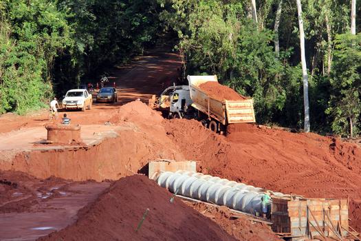 Governo está recuperando PR-218, entre Amaporã e Planaltina