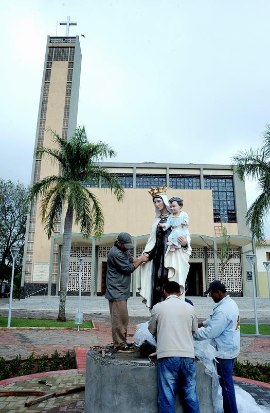 Imagem de Nossa Senhora do Carmo é colocada no santuário, em Paranavaí