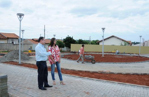 Prefeito e secretária da Sedur visitam praça Moradias Santos Dumont, em Paranavaí