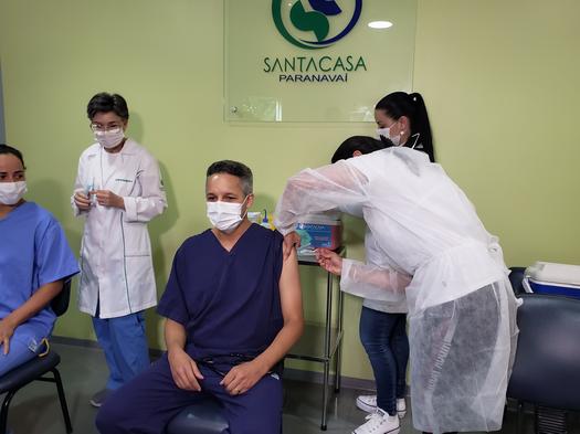 Três profissionais de saúde são os primeiros vacinados contra Covid-19 em Paranavaí