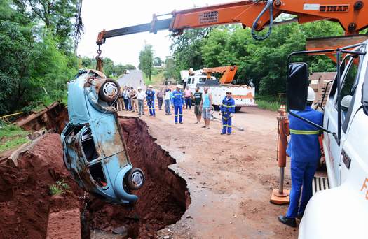 Ribeirão destrói parte de ponte na Avenida Gabriel Esperidião, em Paranavaí