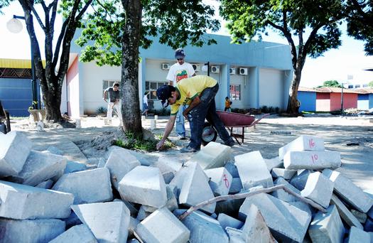 As obras do centro de comércio popular estão sendo executadas com recursos municipais da ordem de 112 mil reais