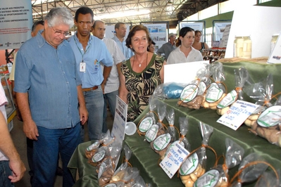 O governador Roberto Requião, visita feira de Sabores da Agroindústria Familiar