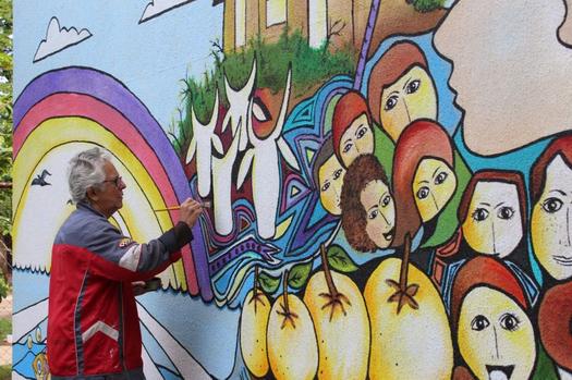 Artista paranavaiense restaura painel da Biblioteca Cidadã, em Paranavaí
