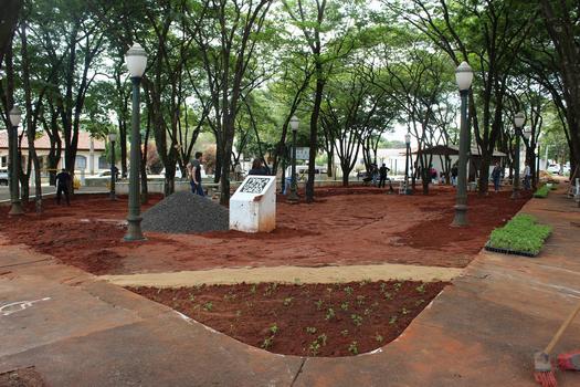 Voluntários se unem para revitalizar Praça Oscar Garbo, em Paranavaí