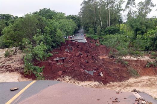 Rodovia entre Amaporã e Planaltina do Paraná destruída pela chuva