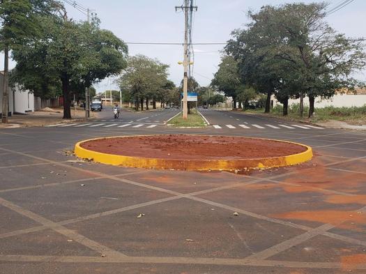 Rotatória fica no cruzamento das avenidas Euclides da Cunha e General Andrade Neves, em Paranavaí