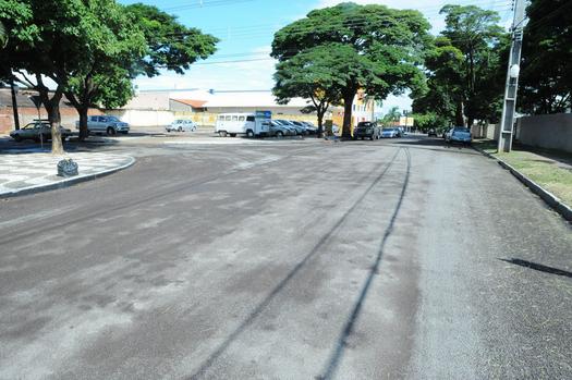 A Rua Luiz Spigolon, uma das principais vias coletoras da cidade, recebe serviço de recapeamento