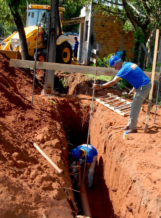 Sanepar e Prefeitura de Paranavaí dão início a obra de ampliação da rede de esgoto