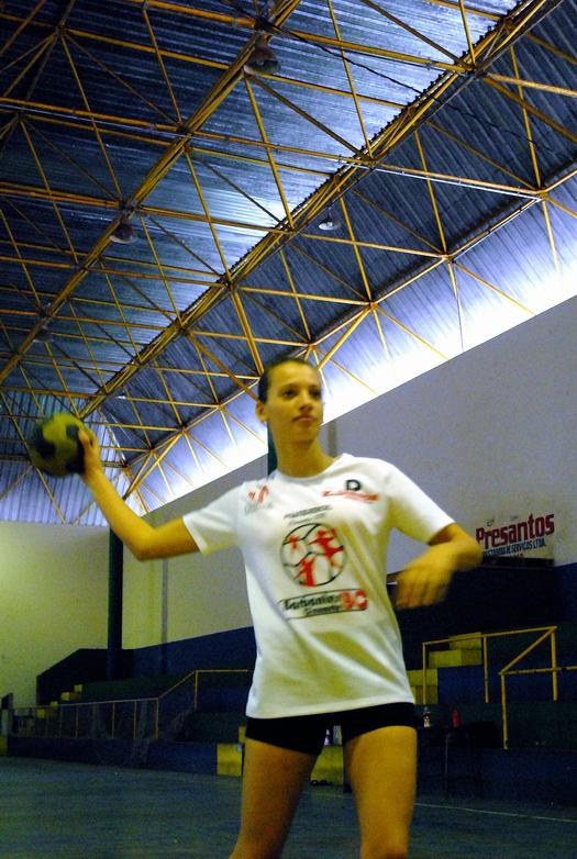 Ketheli jogo handebol desde os 9 anos e treinava em Cianorte desde 2007