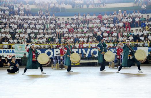 O grupo da Associação de Ginástica Rítmica de Paranavaí (Agir) e o grupo de taikô do SPDC fizeram apresentações culturais na abertura da Semana da Pátria