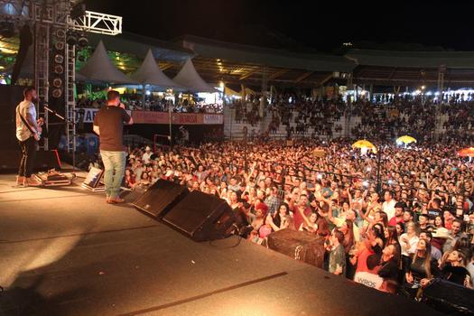 Milhares de pessoas foram assistir à dupla Jorge & Mateus no primeiro dia da Expo, em Paranavaí