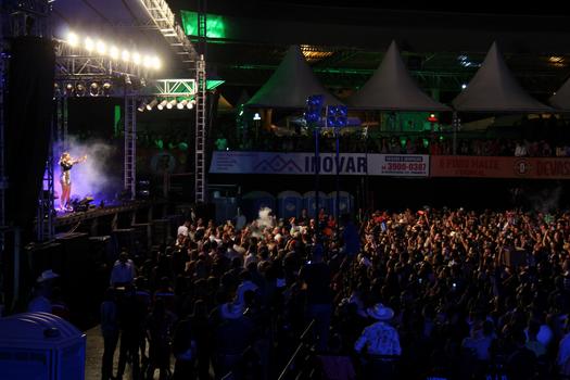 Naiara Azevedo e Lauana Prado colocaram o público para dançar na ExpoParanavaí