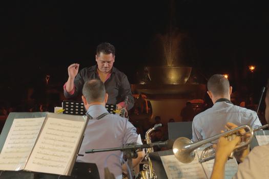 Show da Orquestra Municipal levou mais de 500 pessoas à Praça da Xícara, em Paranavaí