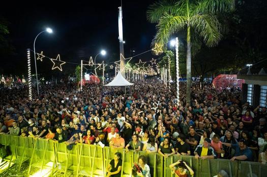 Mais de 12 mil pessoas estiveram na Praça dos Pioneiros para assistir ao show Queen Experience in Concert, em Paranavaí