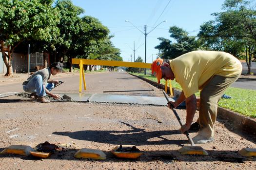 Substituição de tachões por lombadas começa a ser realizada em Paranavaí