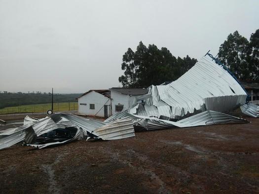 Barracão destruído pelo temporal em Santo Antônio do Sudoeste