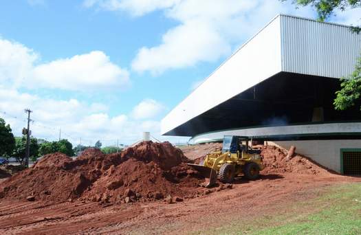 Prefeitura prepara espaço para instalação de nova área de lazer no Ginásio Noroestão, em Paranavaí