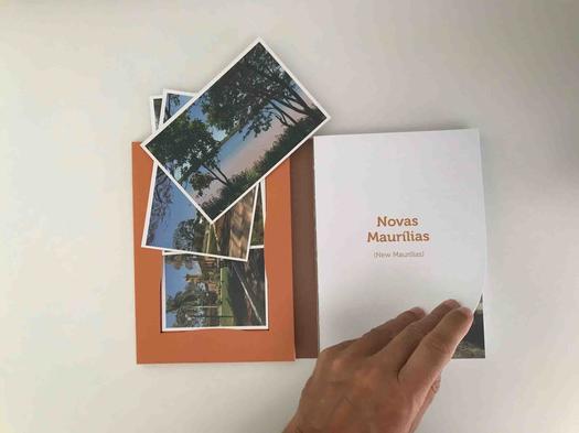 Tom Lisboa com postais e seu novo livro, Novas Maurílias