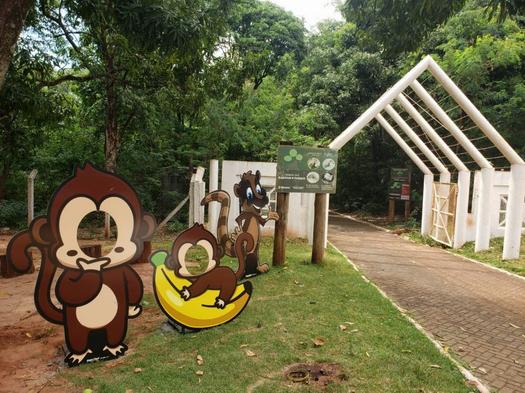 Município instala totens animados na entrada do bosque, em Paranavaí