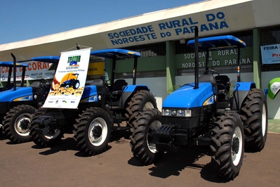 Entrega de tratores do programa Trator Solidário, a agricultores da região de Paranavaí, durante a ExpoParanavaí - Foto Arnaldo Alves