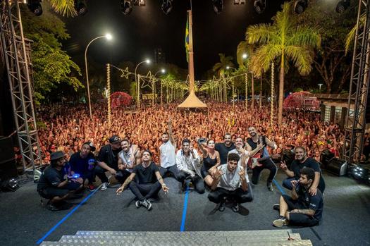 Pelo menos 12 mil pessoas assistiram Tributo ao Rei do Pop na Praça dos Pioneiros, em Paranavaí