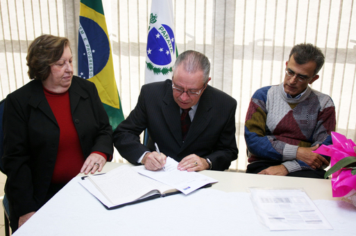 Antonio Rodrigues Varela Neto assina ata em que toma posse como diretor da Faculdade Estadual de Ciências e Letras de Paranavaí (Fafipa)
