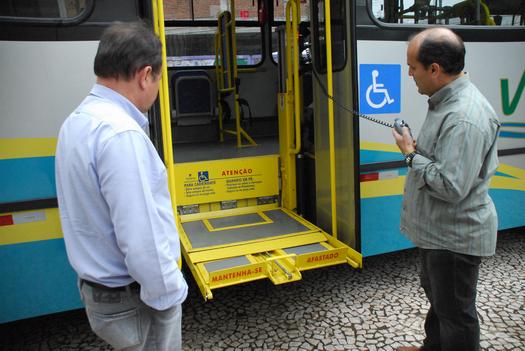 O veículo é contemplado com todos os conceitos de acessibilidade e conta com um elevador mais moderno para acesso de cadeirantes e carrinhos de bebê, em Paranavaí