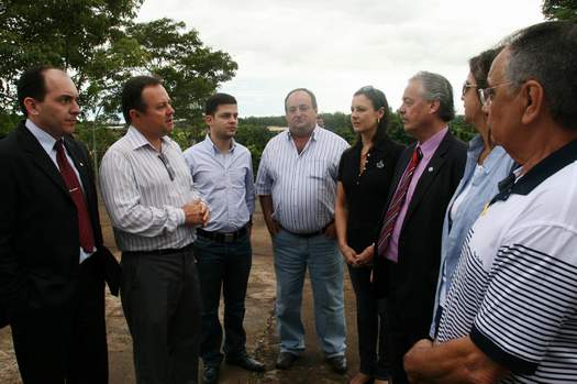 Comitiva técnica para a Copa de 2014 visita o estádio em Paranavaí